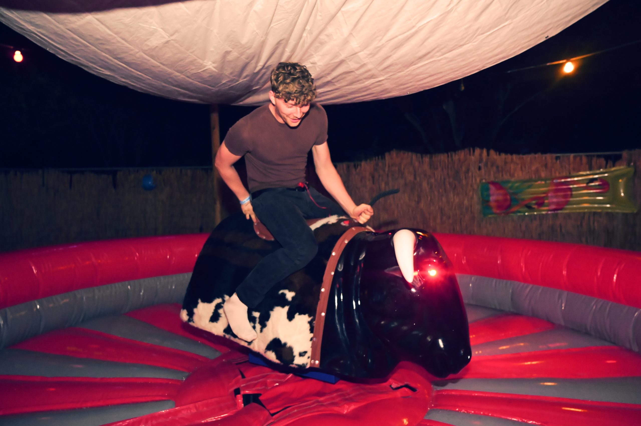 Junger Mann auf Rodeo Bulle